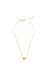 Collana con catena d'oro e tre ciondoli circolari in oro, uno inciso con un motivo di mezzaluna e stella, su sfondo bianco.