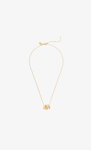 Kultaketjukoru, jossa on kolme kultakiertävää riipusta; yksi on kaiverrettu puolikuun ja tähden kuvioilla, valkoisella taustalla.