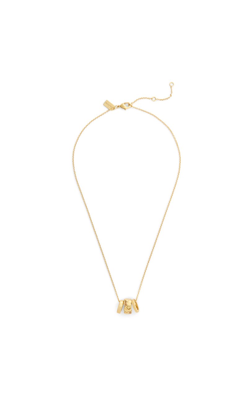 Collar de cadena de oro con tres colgantes circulares de oro, uno grabado con un diseño de luna creciente y estrella, sobre un fondo blanco.