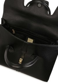 Fekete bőr kézitáska kavicsos textúrával, két fogantyúval, mágneses záródással és aranyszínű fém díszítéssel. Belül zseb található.