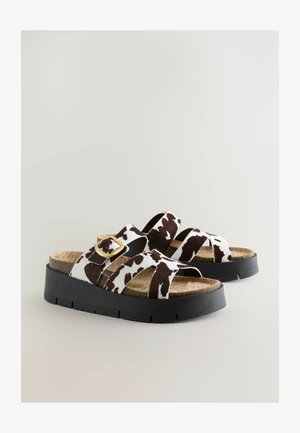 Barna és fehér mintás, slip-on női szandálok, parafa talprésszel, vastag fekete platformtalppal és arany csattal a pánton.