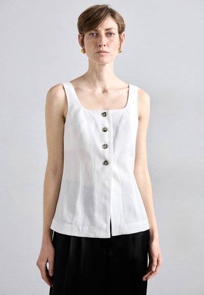 Top sans manches en lin blanc avec décolleté carré, fermeture à boutons sur le devant avec cinq boutons ronds, et ourlet droit.