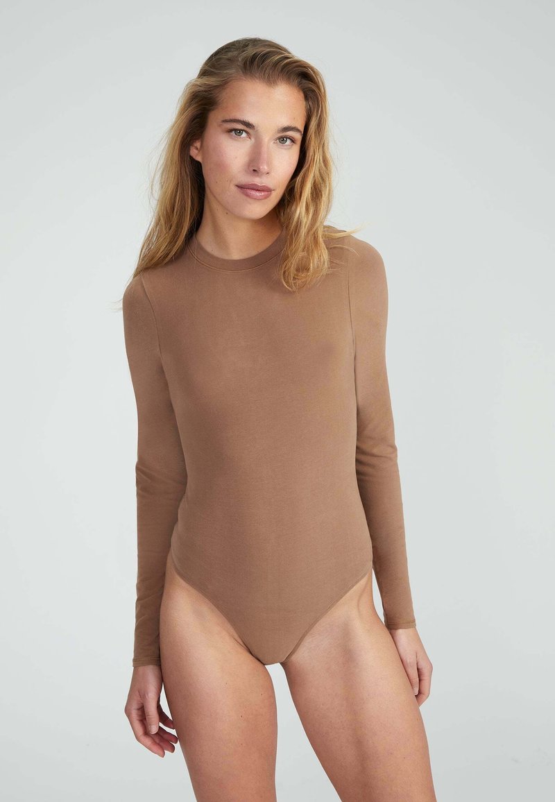 Body marrone a maniche lunghe con scollatura rotonda e gambe alte, realizzato in tessuto morbido ed elasticizzato, che offre una texture liscia e un design aderente.