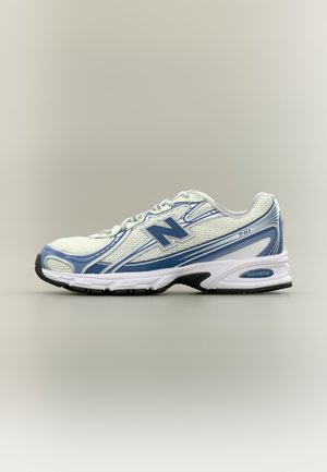 Biało-niebieski but sportowy New Balance 740 z siateczkową cholewką, sznurowaniem oraz amortyzowaną podeszwą z technologią ABZORB.