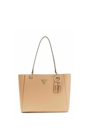 Sac fourre-tout en cuir marron clair avec longues anses, logo triangulaire Guess et deux étiquettes en cuir suspendues à un anneau doré.
