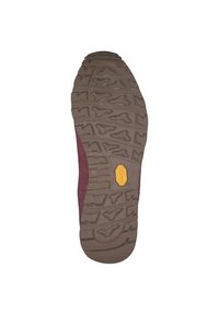 Suola in gomma marrone con profondi pattern di trazione e logo Vibram giallo. La tomaia presenta una finitura in suede bordeaux con una superficie liscia.