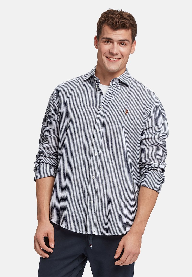 Camicia button-up a strisce blu e bianche, maniche lunghe arrotolate, in cotone, con un piccolo logo sul petto.