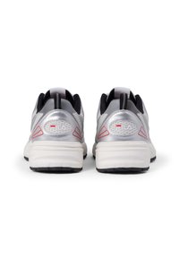 Silberne Laufschuhe mit schwarzen Akzenten, aus Mesh-Material und weißen Sohlen. Sie verfügen über ein Logo auf der Ferse und rote dreieckige Details.
