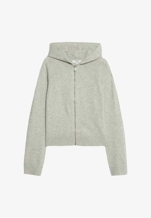 Hellgrauer Hoodie, mittellang, mit einem Reißverschluss vorne, gerippten Bündchen und Saum sowie einem einzelnen Logodetail nahe der Schulter. Weiche, gestrickte Textur.