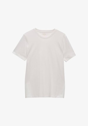 Effen witte katoenen T-shirt met korte mouwen en een ronde hals, plat gelegd op een witte achtergrond.