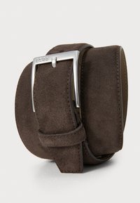 Cinturón de ante marrón con una hebilla rectangular plateada que presenta la marca, acabado liso y costuras a lo largo de los bordes.