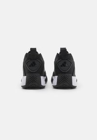 Pantofi sport negri cu pamblico din plasă, guler căptușit și tălpi din cauciuc alb. Prezintă un logo distinctiv pe tocul pantofului și o talpă texturată pentru aderență.