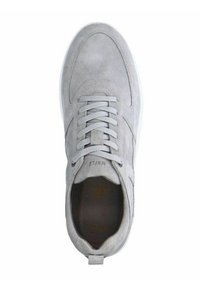 Grijze suède sneakers met ronde neus, platte veters en lederen accenten. Beschikt over een gewatteerde kraag en een gestructureerde binnenzool. Witte rubberen zool.