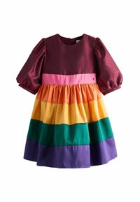 Farbenfrohes Kleid mit einem kastanienbraunen Oberteil, puffigen Ärmeln und einem gestuften, gefältelten Rock in Regenbogenfarben: Rosa, Orange, Gelb, Grün und Lila.