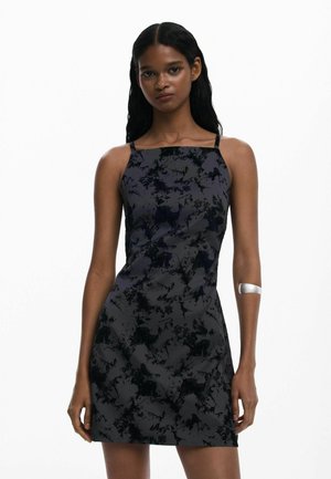 Vestido ajustado negro y gris oscuro con escote cuadrado, tirantes finos y un patrón texturizado abstracto. Presenta un dobladillo corto.