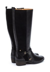 Botas negras hasta la rodilla, hechas de cuero y ante, con punta redonda, tacón bajo, detalles en oro y un lazo en el tobillo.