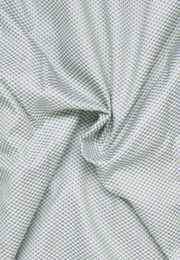 Katoenen stof met een geometrisch patroon van kleine vierkanten in tinten groen, blauw en wit, met een gladde textuur en goede drapeerkracht.