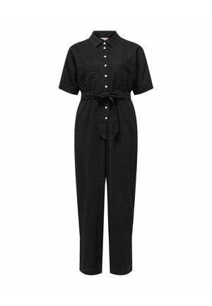 Zwarte korte mouw jumpsuit met knoopsluiting aan de voorkant, twee borstzakken, kraag en een stoffen ceintuur gestrikt in de taille, rechte pijpen.