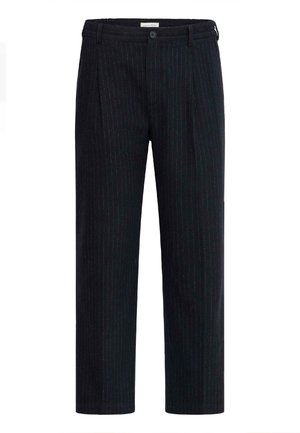 Pantalones oscuros de rayas diplomáticas con diseño de pierna recta, cierre de botón y pliegues ajustados, confeccionados en una tela texturizada.