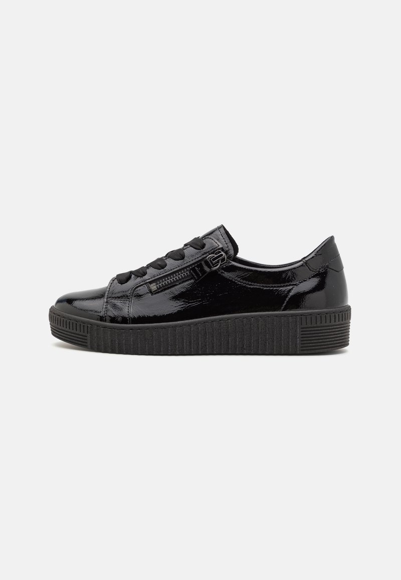 Sneakers in vernice nera con suola in gomma nera testurizzata, chiusura con lacci anteriori e dettaglio con zip laterale per un facile accesso.