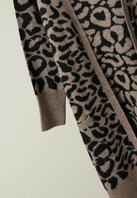 Kardigan med leopardmønster i brunt og svart strikk, med sjalkrage, åpen front, lange ermer og sidetasker med ribbestrikkede mansjetter.