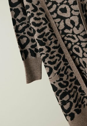 Cardigan en imprimé léopard en tricot marron et noir, avec un col châle, une ouverture sur le devant, des manches longues et des poches latérales avec des poignets côtelés.