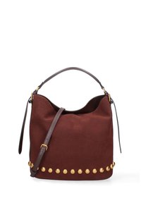 Borsa a mano in suede marrone con forma curva, borchie dorate lungo il fondo e tracolla in pelle marrone.