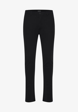 Pantalones negros de una tela suave y elástica, con una cintura estándar, bolsillos frontales y un diseño de pierna recta. Sin patrones visibles.