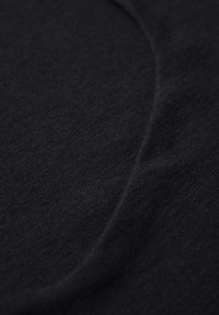 Schwarzer Stoff mit einer glatten, weichen Textur, der eine subtile Kurve und eine leicht reflektierende Oberfläche aufweist, was auf ein leichtes Material hinweist.