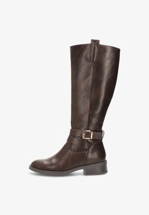 Bota marrón de cuero hasta la rodilla con punta redondeada, tacón bajo tipo bloque y una correa decorativa con detalle de hebilla en tono dorado.