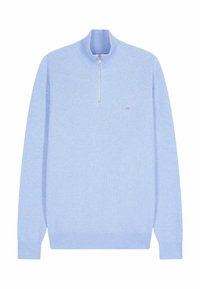Pull en tricot bleu clair en matière douce, avec un col zippé et des poignets côtelés, arborant un logo discret au niveau de la poitrine.