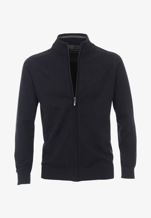 Ciemnogranatowy sweter zapinany na zamek z stójką, prążkowanymi mankietami i dołem oraz gładką teksturą. Posiada centralny zamek oraz subtelny detal z logo.