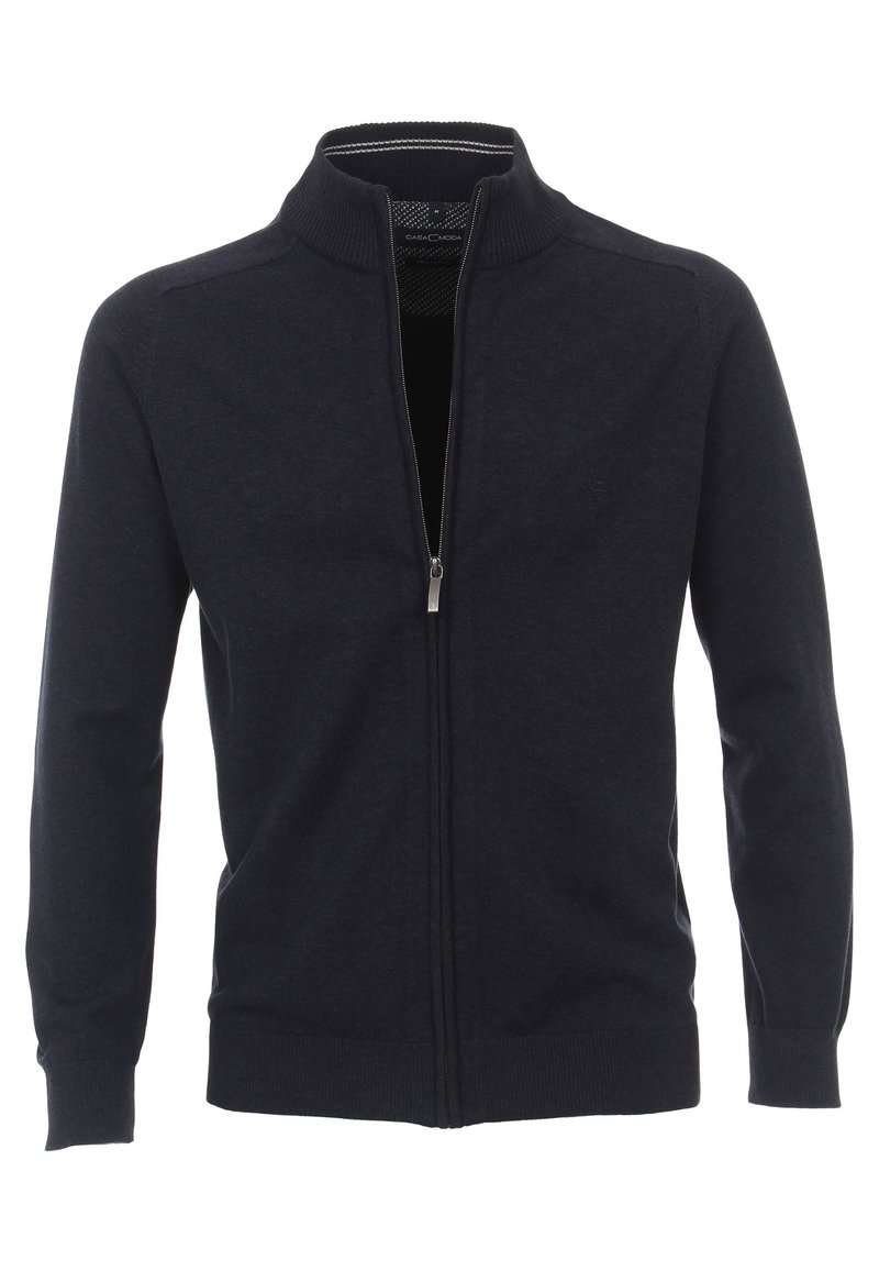 Temno moder zip-up pulover s stoječim ovratnikom, rebrastimi manšetami in robom ter gladko teksturo. Vsebuje centralni zadrgo in subtilno podrobnost s logotipom.