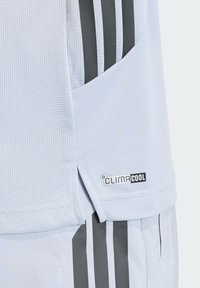 Svetlomodré športové tričko s textúrou sieťoviny, s tmavosivými pruhmi a štítkom "ClimaCool" na leme.