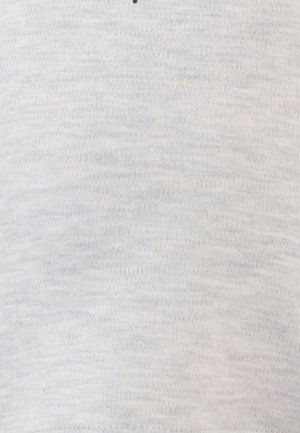 T-shirt in cotone grigio chiaro con una texture sottile e un semplice logo stampato in piccolo sul collo. Maniche corte, colletto arrotondato.