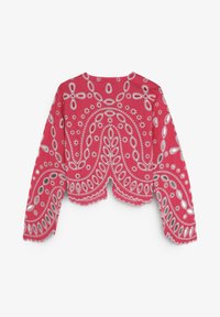 Veste cropped rose à manches longues, avec des motifs brodés complexes en blanc et argent et des bords festonnés.