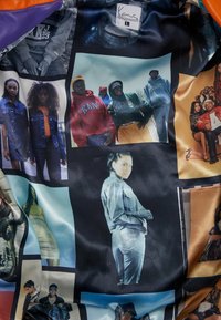 Satinová látka s koláží různých tištěných fotografií lidí v městském oblečení, převážně v tmavých tónech s barevnými akcenty.