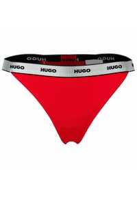 Roter Baumwoll-Thong mit einem elastischen Bund in Schwarz und Silber, der wiederholt mit "HUGO" gebrandet ist. Glatte Textur und minimalistisches Design.