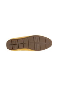 Podešev boty v hnědé barvě, texturovaná hnědá guma pro grip, s vzorem obdélníků a drážek pro trakci.
