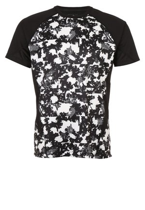 Kurzärmeliges Sportshirt mit schwarzen Ärmeln und einem schwarz-weißen abstrakten Camouflage-Muster vorne am Oberkörper.