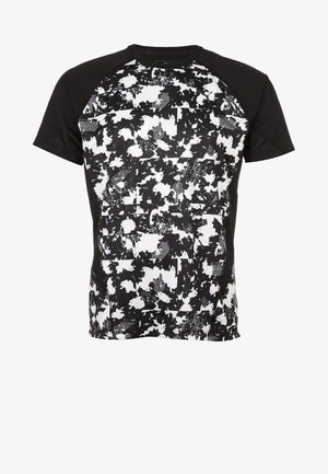 Kurzärmeliges Sportshirt mit schwarzen Ärmeln und einem schwarz-weißen abstrakten Camouflage-Muster vorne am Oberkörper.