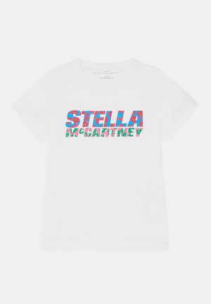 Weißes T-Shirt mit kurzen Ärmeln, das mit einem mehrfarbigen grafischen Text "STELLA McCARTNEY" und floralen Mustern in Pink, Blau und Grün gestaltet ist.
