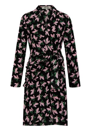 Zwarte wikkeljurk met lange mouwen, met een roze en groen bloemenpatroon en een zijstrikdetail in de taille.