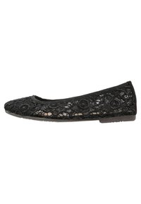 Ballerine in pizzo nero con un motivo floreale in rilievo, punta arrotondata e suola piatta in gomma, dotate di una morbida fodera in tessuto.