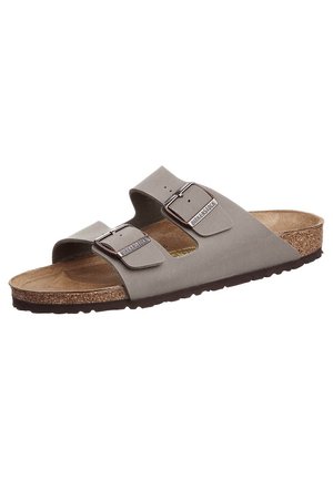 Graue Sandalen mit zwei Riemen, verstellbaren Schnallen, Korkfußbett und Gummisohle. Glattes Material mit minimalistischem Design und ohne Muster.