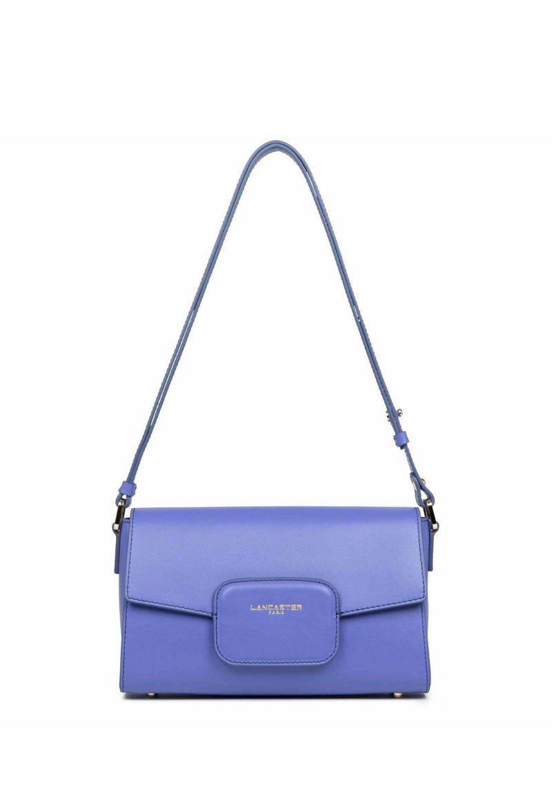 Borsa a tracolla blu in pelle con chiusura a pattina, caratterizzata da un logo dorato sulla parte frontale e una tracolla sottile e regolabile.