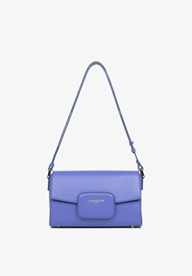 Borsa a tracolla blu in pelle con chiusura a pattina, caratterizzata da un logo dorato sulla parte frontale e una tracolla sottile e regolabile.