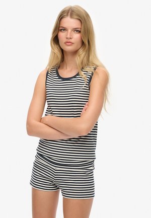 Gestreepte mouwloze top en shortset in marineblauw en crème, gemaakt van zacht materiaal, met een ronde hals en een getailleerd, casual ontwerp.