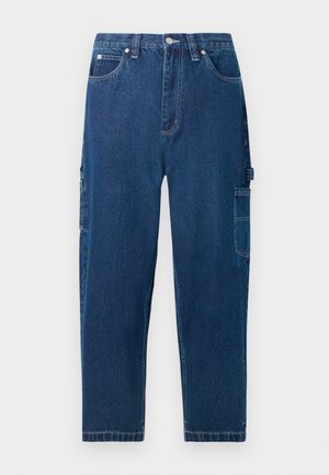 Donkerblauwe denim carpenter jeans met rechte benen, vijf zakken, zilveren knoopsluiting en zijzakken voor gereedschap op een witte achtergrond.