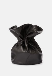 Černá kožená kabela ve tvaru kyblíku s nařaseným vrškem a šňůrkovým uzávěrem, s hladkým povrchem a kulatým dnem.